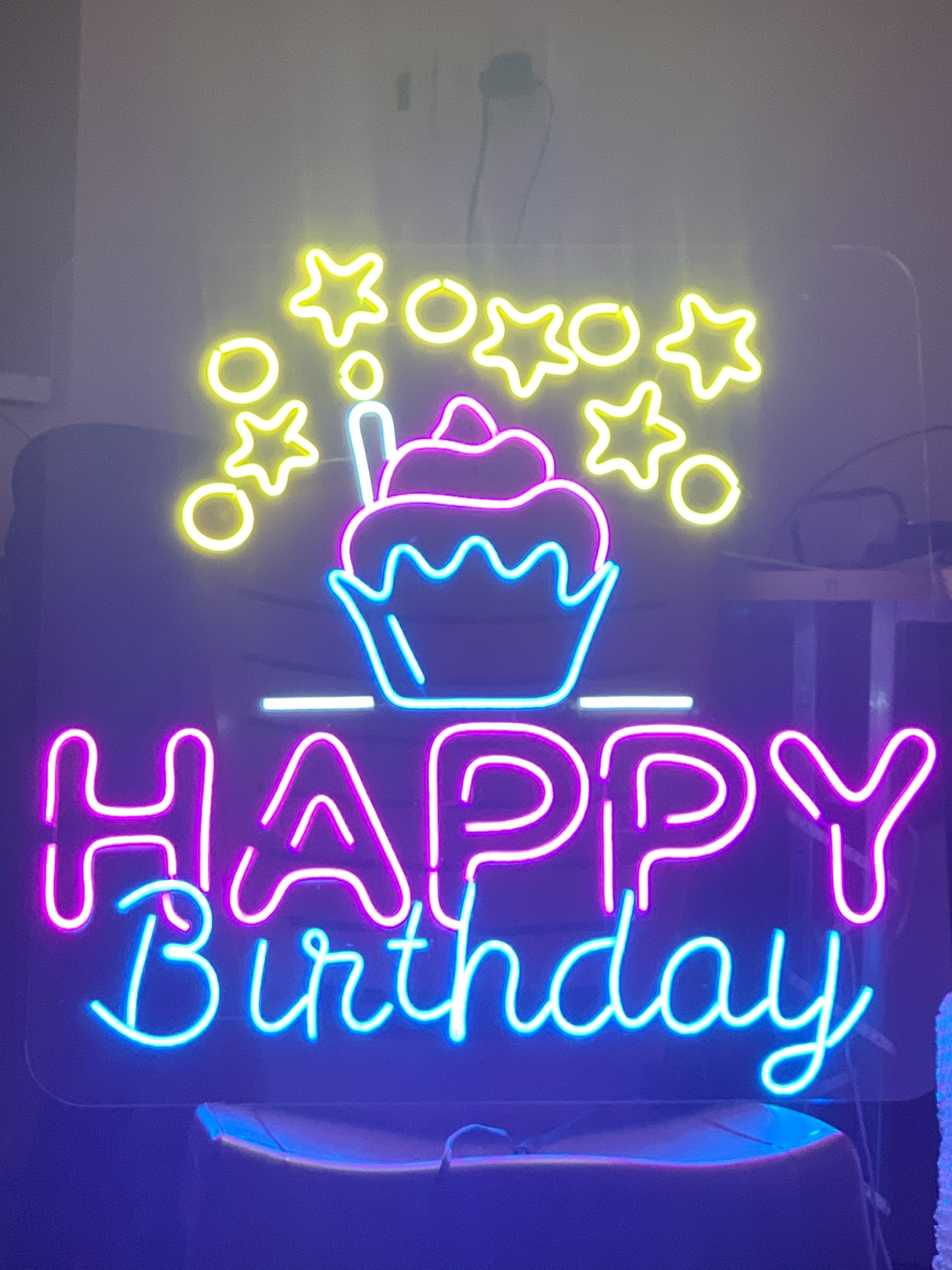 Hãy chào đón sinh nhật của người thân bằng đèn Neon Happy Birthday lung linh và đầy màu sắc! Sản phẩm được làm từ chất liệu an toàn và sáng tạo, giúp tạo nên không khí sinh nhật vui tươi và đầy phấn khởi. Click ngay để xem hình ảnh liên quan đến đèn Neon Happy Birthday.